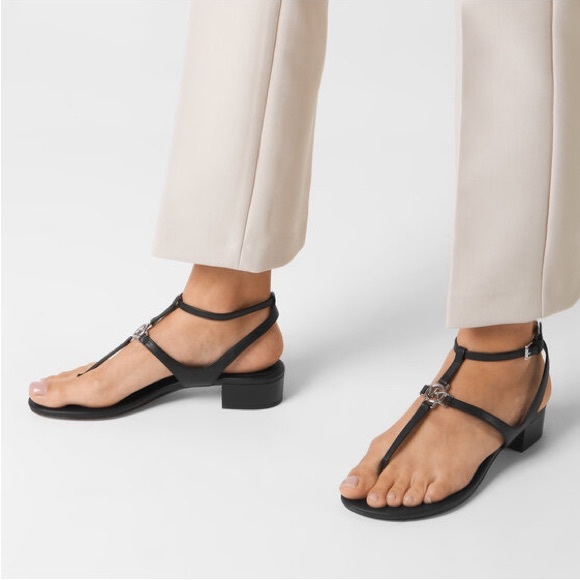 Micheal Kors black leather sandals with silver details - Picture 3 of 11